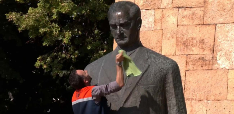 ‘Atatürk büstü temizliği işinden etti’ iddialarına Belediye Başkanı’ndan yanıt