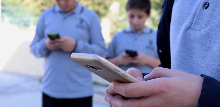Hollanda’da ilkokullarda akıllı telefon kullanımı yasaklandı
