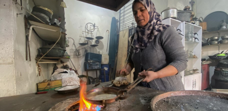 Kadın eliyle yarım asırlık kalaycılık