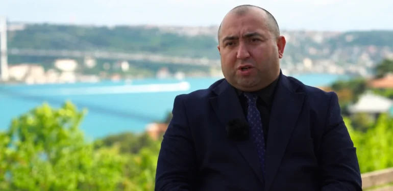 TRT Rus’un FETÖ belgeselinde TİMBİR Genel Başkan Yardımcısı Agil Alesger uzman olarak yer aldı