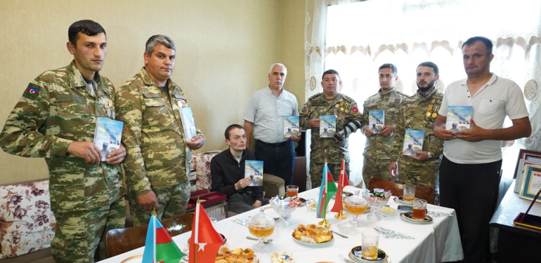 Azərbaycanlı yazar Etibar Həsənzadə Daşkəsən rayonunun Vətən müharibəsi qaziləri ilə görüşüb